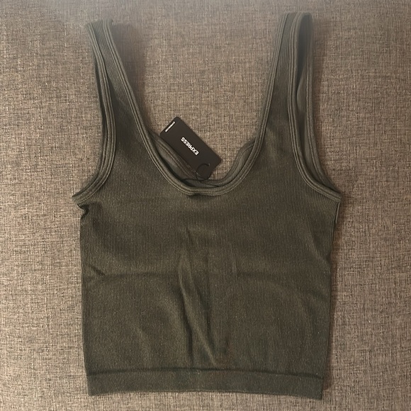 BODY CONTOUR SEAMLESS RIBBED SWEETHEART CROPPED TANK - Picture 3 of 4